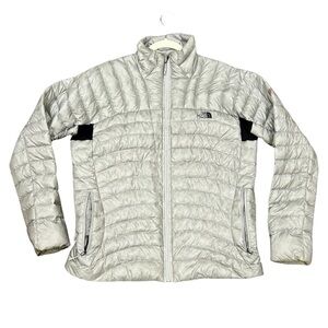 The North Face Gray Puffer Jacket with Weather-Resistant Fabric